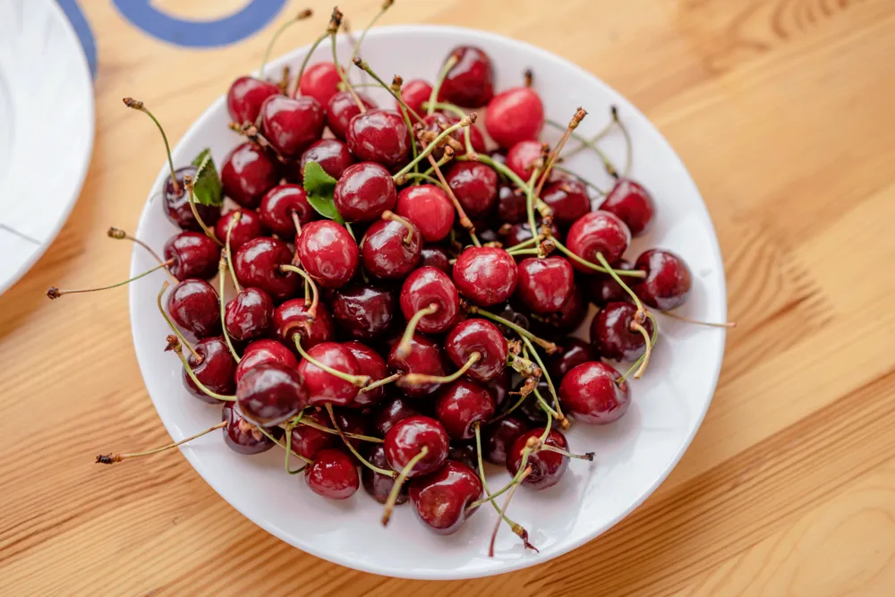 Bol de cerises fraîches sur une table