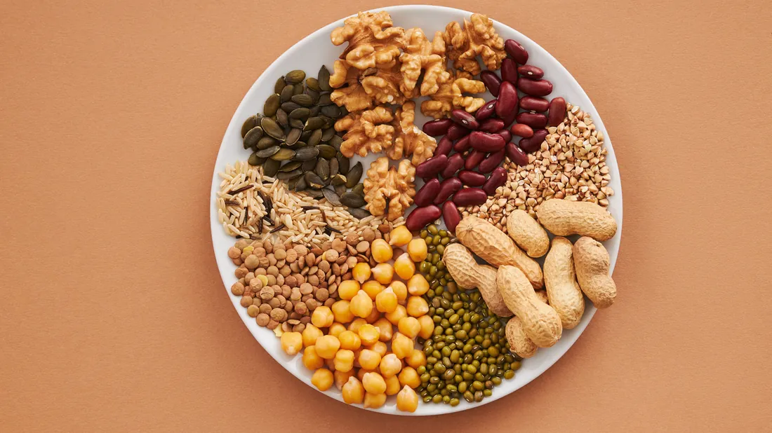 Assiette composée de légumineuses, légumes et céréales complètes