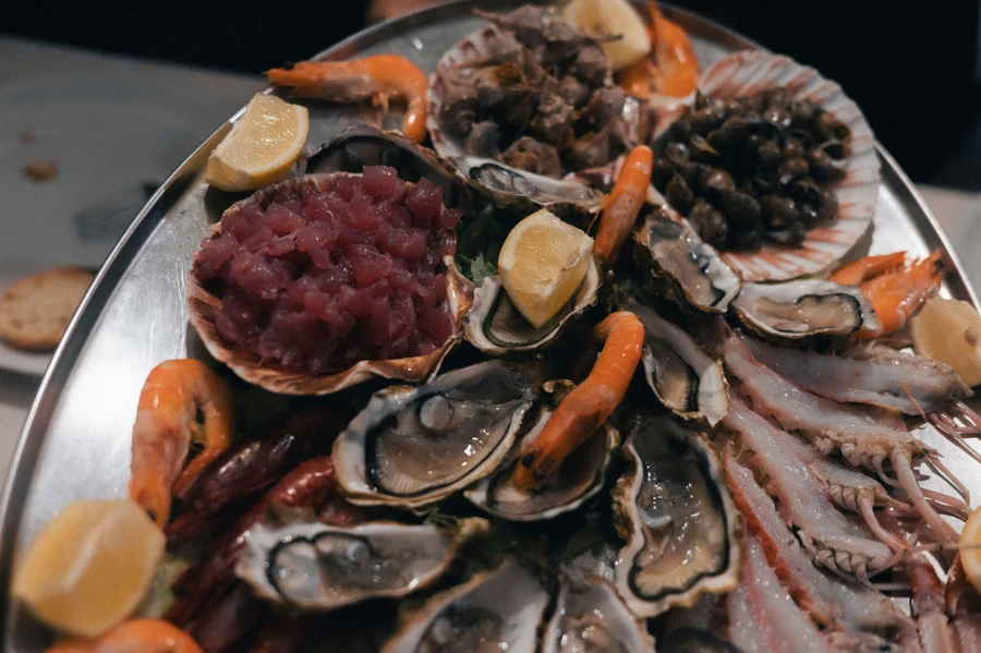 Plateau de fruits de mer : huîtres, coquilles, crevettes et langoustines