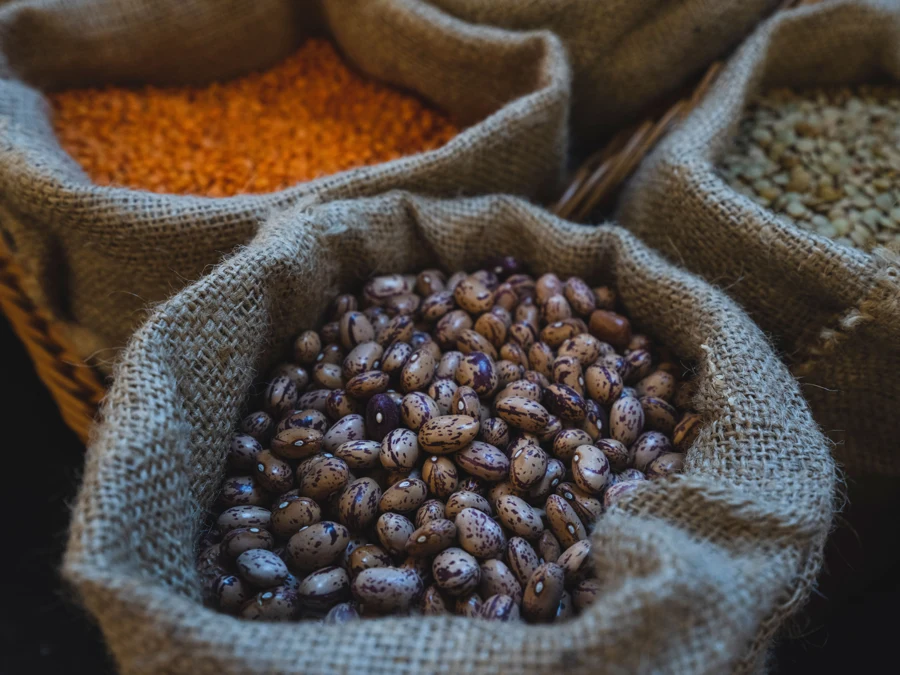 Sacs de lentilles, de haricots et de céréales, aliments à augmenter dans un rééquilibrage