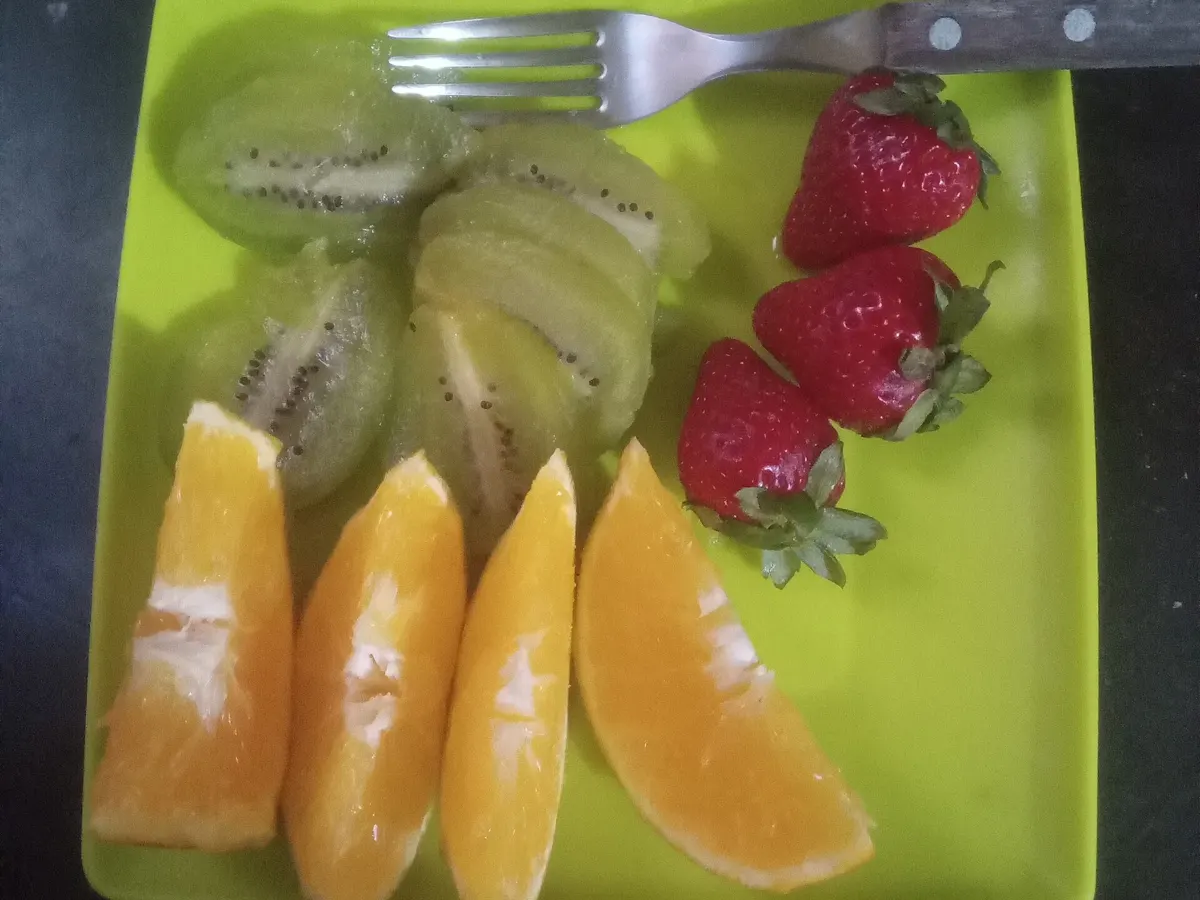 Assiette de kiwis, quartiers d’orange et fraises